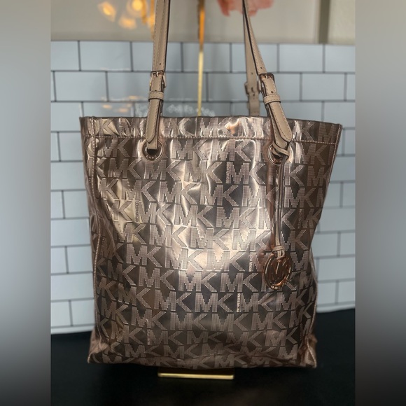 Authentic Michael Kors Jet Set Metallic Rose Gold Tote - Picture 2 of 5